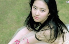 刘亦菲皮肤白皙自称没有任何保养技巧，只不过是遗传到了优点