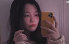 李嫣晒自拍照暴露了手机壳是王菲表情包，网友：你妈妈知道吗？