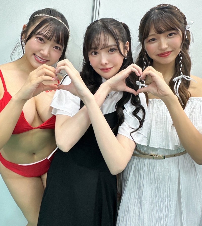 女优在后台都在做什么?爆乳发片天后《姫咲华》不停被玩奶!