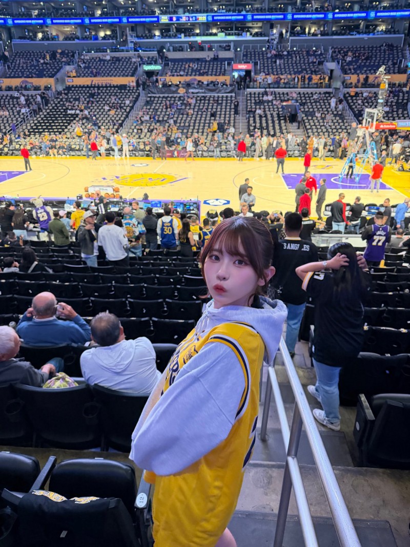 坐在LBJ后方看球！葵いぶき(葵伊吹)成了焦点后想这么做⋯