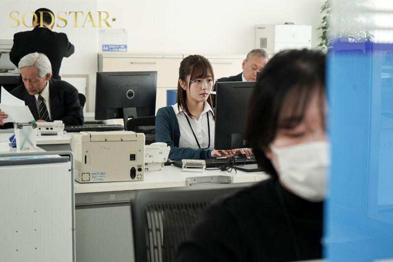 青空ひかり(青空光)作品START-424发布！在市公所上班的美乳同事被顾客攻击了！看她被欺负&#8230;反而激起性欲！