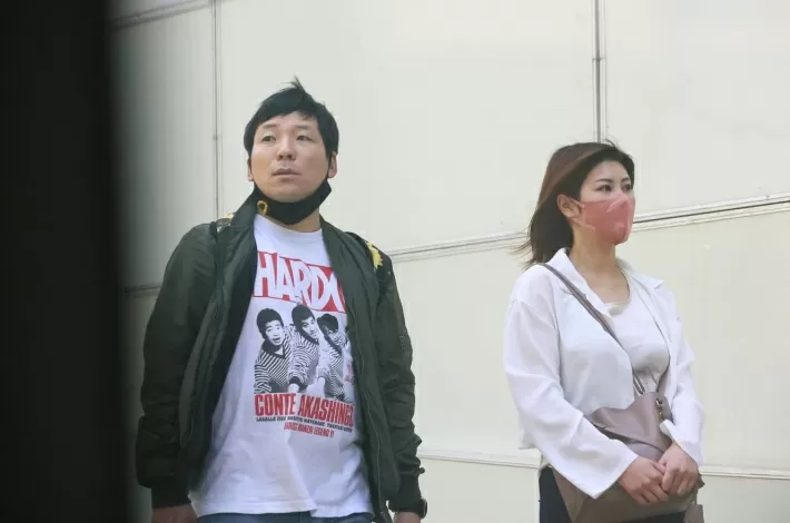 抓到了!美乃すずめ(美乃雀)和搞笑艺人过夜!