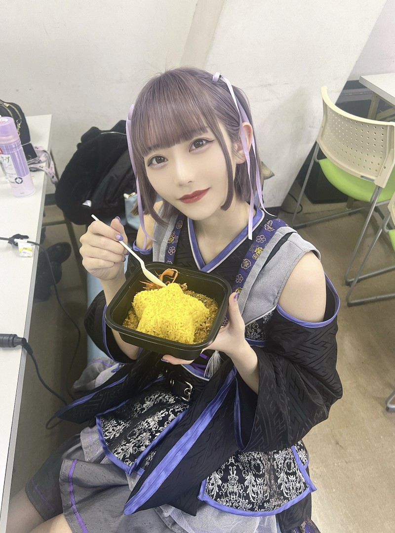 引退后转行当偶像⋯她却因为伙伴和粉丝乱来丢了工作！