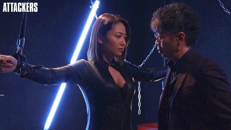 破案不成反被掳!正妹搜查官卧底身分曝光…硬吃「巨根巧克力棒」求脱身