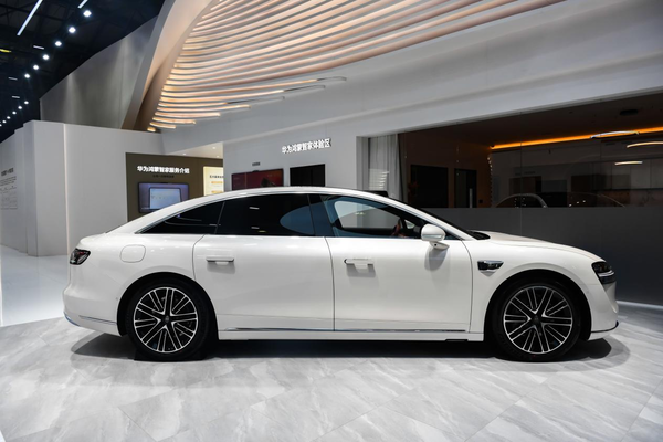 余承东公布享界新色，粉色享界S9T亮相上海AWE