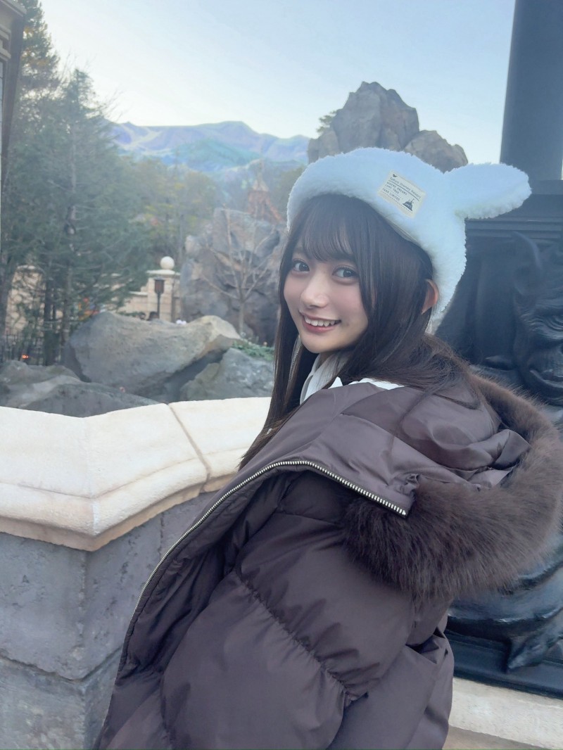 在迪士尼被认出来！发片机器的她不开心！