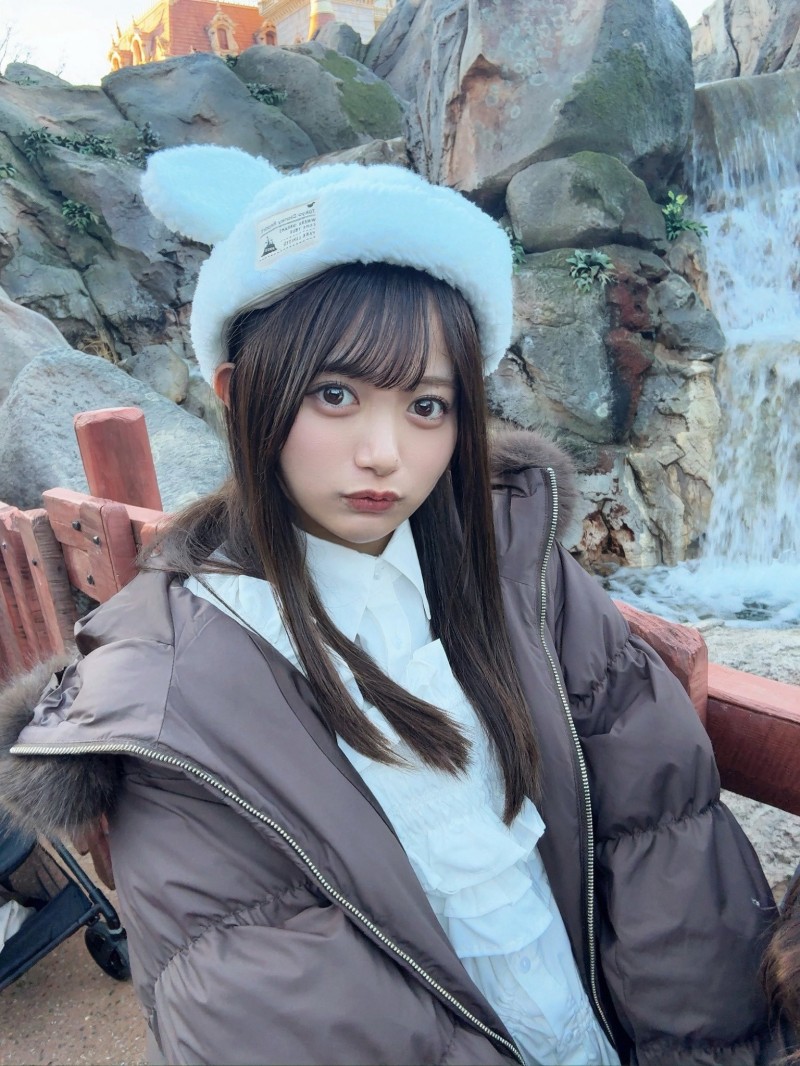 在迪士尼被认出来！发片机器的她不开心！