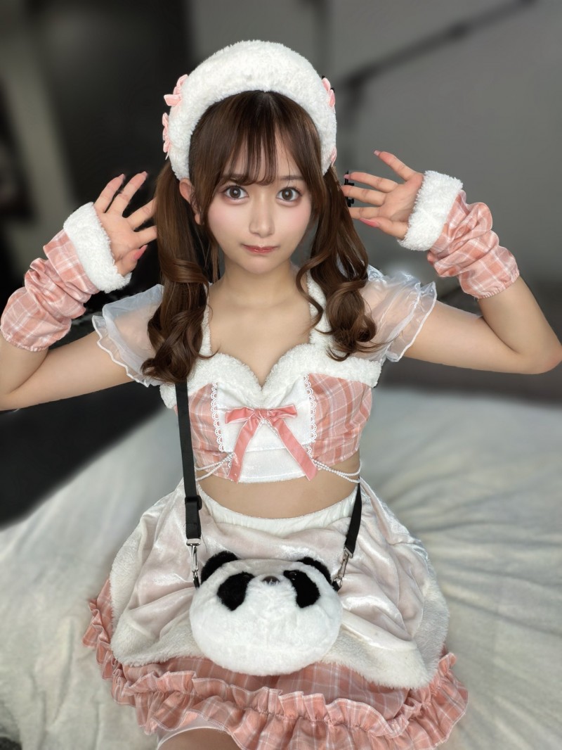 在迪士尼被认出来！发片机器的她不开心！