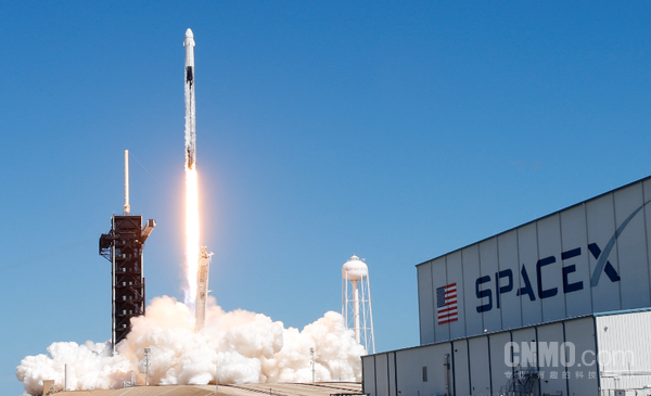 SpaceX 曝SpaceX已递交上市申请 目标估值可能达1.75万亿美元