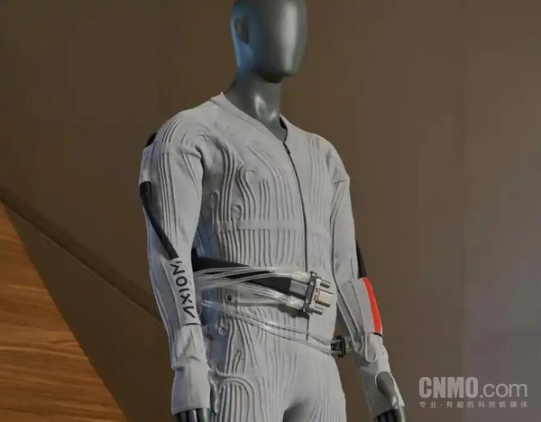 奢侈品跨界航天！Prada为NASA登月任务设计内层服